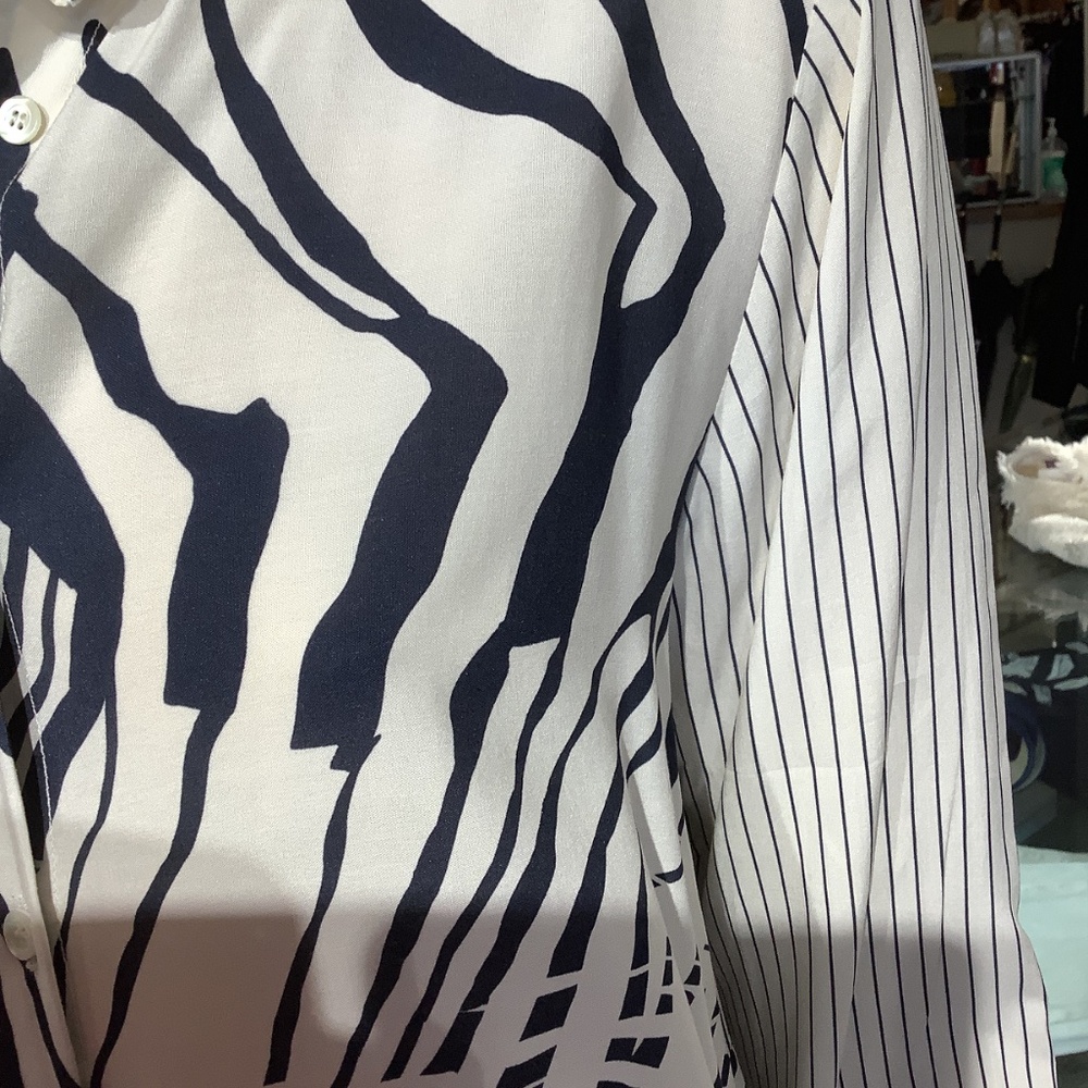 Gorgeous Italian long sleeve blouse. Pinstripe & print crème and or navy - Picture 3 of 9